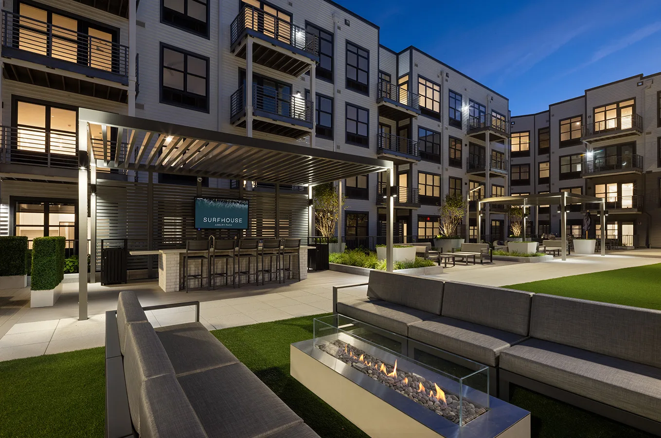 surfhouse courtyard lounge