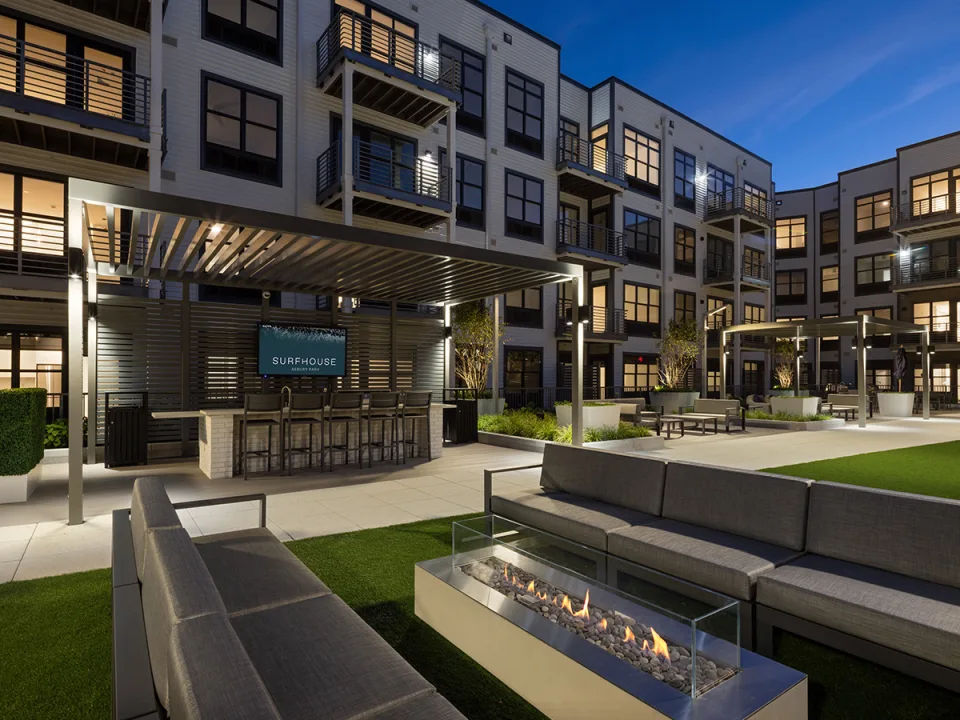 surfhouse courtyard lounge