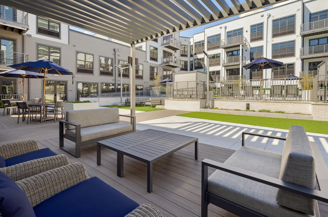 surfhouse courtyard lounge